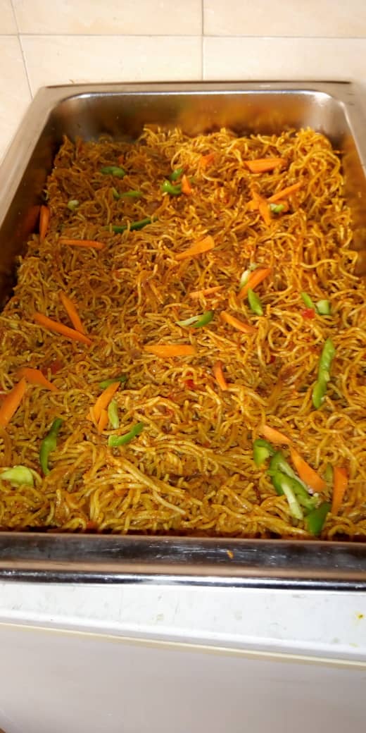Tray of Jogik spaghetti with carrots and green peppers